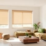 Sala-moderna-con-persianas-enrollables-traslucidas