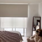 dormitorio-con-persiana-dual-roller
