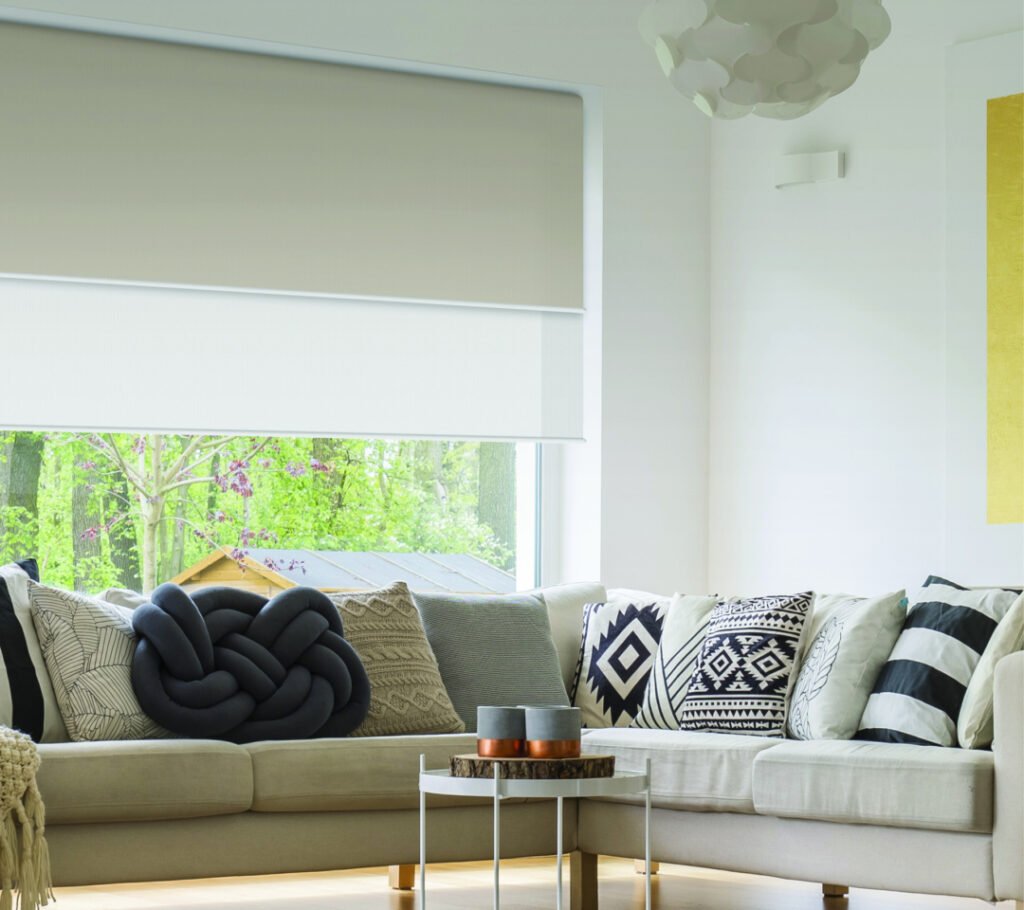 sala-de-estar-con-cortinas-enrollables-dia-noche