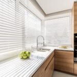 Cocina minimalista con persianas venecianas