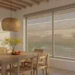 Comedor con persianas horizontales venecianas de aluminio