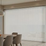 Comedor con persianas verticales de tela en Tulúm