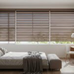 Dormitorio con persianas vencianas de madera