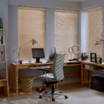 Estudio con persianas venecianas