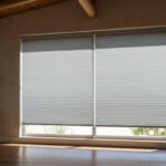 Estudio de yoga con persianas plisadas