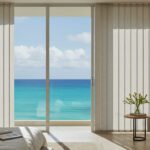 Habitación de hotel con persianas verticales de tela