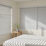 Habitación de hotel con persianas horizontales de aluminio blanco