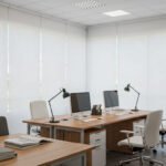 Oficina ejecutiva con persianas enrollables traslucidas