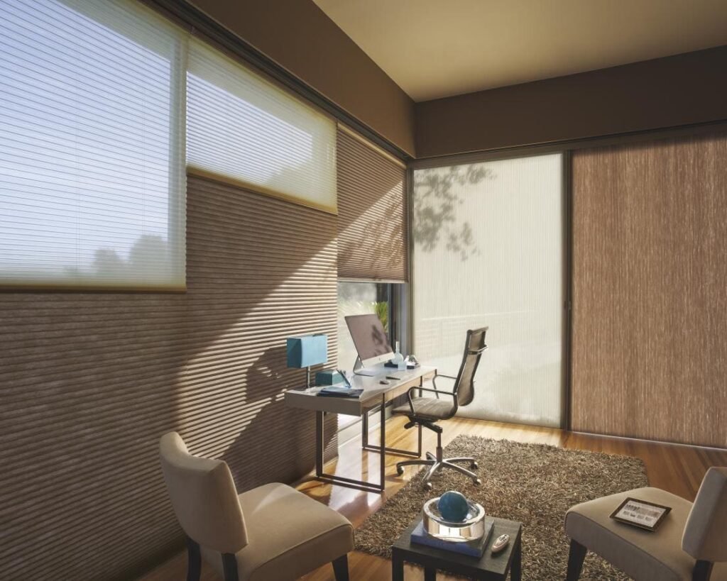Oficina moderna con persianas honeycomb