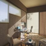 Oficina moderna con persianas honeycomb