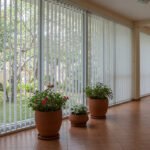 Pasillo con persianas verticales de PVC