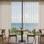 Pequeño comedor de hotel con persianas verticales de tela