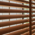 Plano detalle de persianas venecianas de madera