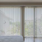 Recamara principal con persianas verticales de tela