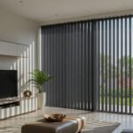 Sala de TV con persianas verticales de tela blackout
