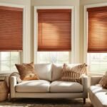 Sala de estar con persianas horizontales de madera estilo boho
