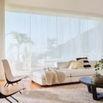 Sala de estar moderna con persianas lohas