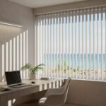 Sala de estudio con persianas verticales