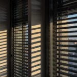 Ventanas con persianas venecianas de aluminio